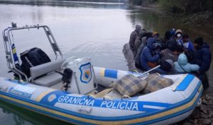 Granična policija spriječila krijumčarenje: U čamcu pronađeno 26 migranata