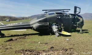 Prilikom redovne letačke obuke: Pojavio se snimak prevrnutog helikoptera Oružanih snaga BiH