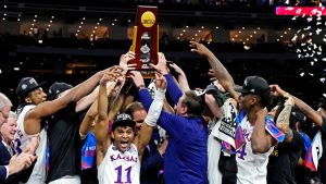 Nadoknadili “minus 15” sa poluvremena: Košarkaši Kanzasa osvojili NCAA titul