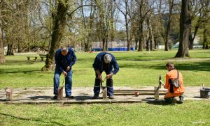 Radnici sređuju klupe: Nastavljeno uređenje Parka “Mladen Stojanović”