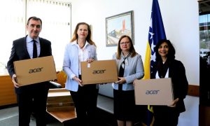 Radost za škole: 229 laptopa za školarce i studente u BiH