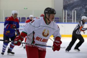 Lukašenko dobio štap u lice: Povrijeđen tokom hokejaške utakmice VIDEO