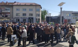 Stolice, fotelje i panoi na Trgu Krajine: Otvoren Stanivukovićev “Muzej kriminala” FOTO