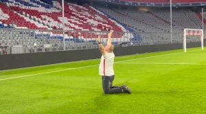 “Treće poluvrijeme” u Minhenu: Kelnov navijač pijan uskočio na teren i povrijedio se VIDEO