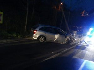 Nesreća u Srpskim Toplicama: Automobil udario u stub rasvjete, saobraćaj otežan