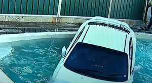 Jedva je spasili: Pijana autom uletjela u komšijin bazen VIDEO