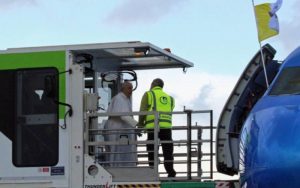 Problemi sa bolom u nogama: Papa pomoću lifta ušao u avion