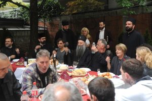 Patrijarh Porfirije ručao sa beskućnicima u crkvenoj kuhinji u Beogradu:  Čestitam vam današnji praznik