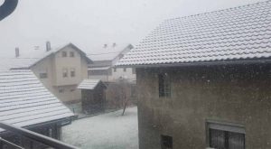 Iako smo već nekoliko dana u kalendarskom proljeću: Snijeg se zabijelio u Prijedoru