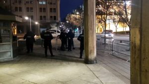Ispred RIK-a postavljena ograda i raspoređena policija