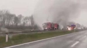 Kamion prevozio polovna vozila: Veliki požar na šleperu VIDEO