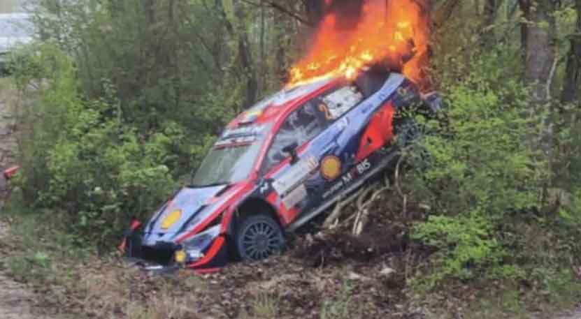 Haos na reliju: Vozač se zabio u stablo, auto se zapalio VIDEO