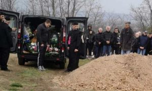 Ni sveštenik nije mogao zadržati suze: Bol na sahrani rudara koji je postao otac prije mjesec i po