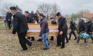Kolege nosile kovčeg sa njegovim tijelom: Sahranjen rudar Branko
