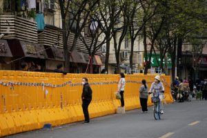 Šangaj podiže pregrade oko stambenih blokova pogođenih koronom
