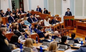 Uoči vanredne sjednice Skupštine Crne Gore: Neizvjestan ishod glasanja o (ne)povjerenju vladi Abazovića