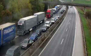 Teška saobraćajna nesreća na auto-putu: Poginule dvije osobe