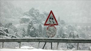 Preko Romanije snijeg: Vozi se po mokrom i klizavom kolovozu