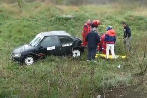 Sudiju na auto-trkama pokosio automobil: Takmičar izletio sa staze i udario djevojku VIDEO