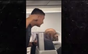 Bio provociran: Majk Tajson u avionu pretukao pijanog putnika VIDEO