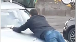 Nevjerovatna scena nasilja: Taksista ga poslije svađe vozio na haubi VIDEO
