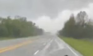 Nevjerovatna scena: Pogledajte kako izgleda prolazak kroz tornado VIDEO