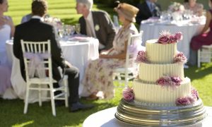 Nadrogirao goste, pa napravio žurku: Sestri za vjenčanje napravio tortu sa marihuanom VIDEO