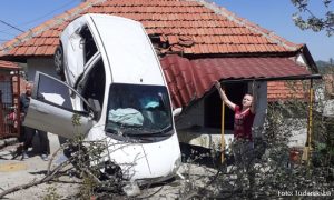 Vozač izgubio kontrolu nad vozilom: Automobil sletio u dvorište jedne kuće