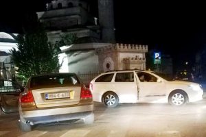 Saobraćajna nezgoda u Banjaluci: Vozila nakon sudara završila na ogradi Ferhadije