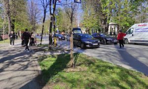 Udes u Banjaluci kod zgrade Vlade: Djevojka se skuterom zabila u auto FOTO
