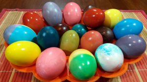 Farbanje jaja šlagom: Najjednostavnija tehnika koja daje fascinantan rezultat VIDEO