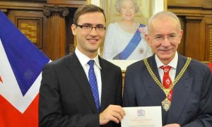 I otac i sin britanski đaci: Mlađi Ivanić dobio državljanstvo Ujedinjenog Kraljevstva
