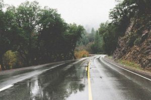 AMS o stanju na putevima: Kolovozi vlažni, magla po kotlinama