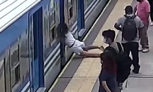Čudom preživjela: Žena se onesvijestila i pala pod voz VIDEO