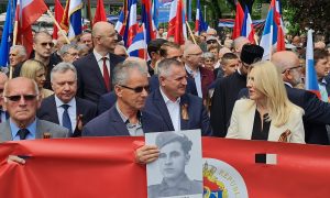 “Besmrtni puk” u Banjaluci: Zvaničnici Srpske i ruski ambasador sa građanima u maršu do Trga palih boraca