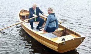 Hit na mrežama: Boris Džonson uslikan u čamcu sa premijerkom Švedske