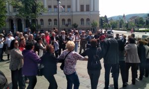 Veselo u centru Banjaluke: Učesnici marša zaigrali kozaračko kolo VIDEO