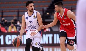 Pao Olimpijakos: Micić trojkom odveo Efes u finale F4!