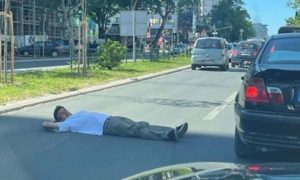 Nesvakidašnja scena: Muškarac legao na cestu i ne pomjera se