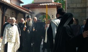 Okružen vjernicima: Patrijarh Porfirije stigao u rodno selo Svetog Vasilija Ostroškog
