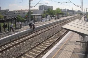 Umalo tragedija: Prelazila preko šina dok je brzi voz jurio 200 na sat VIDEO