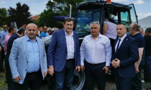 Mitrović prisustvovao promociji traktora:  Pregovori o pogonu fabrike “Majevica” u Zvorniku