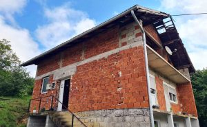 Sačinjen zapisnik o šteti: Grom oštetio krov na kući FOTO