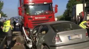 Žena autom prešla u drugu traku: Težak sudar “BMW-a” i kamiona