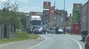 Zaustavljen saobraćaj: Sudar pet vozila, nekoliko osoba povrijeđeno