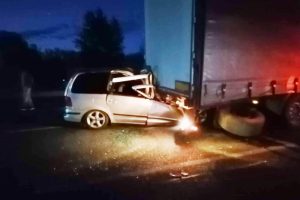 Krenula kući iz Njemačke, pa poginula: Djevojka (31) autom završila ispod kamiona