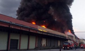 Požar u krugu fabrike “Sava” ne jenjava: U pomoć stigli vatrogasci iz okolnih mjesta