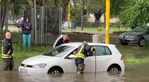 Voda zarobila automobil: Tuzlanski vatrogasci spasavali djecu VIDEO