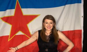 Prepuna dvorana: Viki napravila lom pjevajući ispod zastave Jugoslavije VIDEO