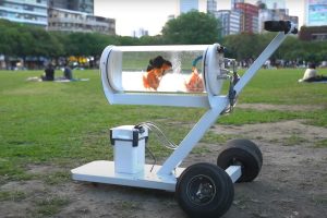 Iznenadio sugrađane svojim izumom: Napravio mobilni akvarijum kako bi prošetao svoje ribice po gradu VIDEO